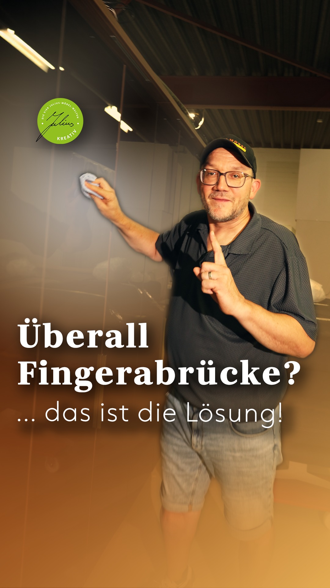 Ein Mann mit Mütze und Brille, der mit einem Tuch die Oberfläche eines dunklen Schranks reinigt, dazu der deutsche Text: Überall Fingerabdrücke? … das ist die Lösung!.
