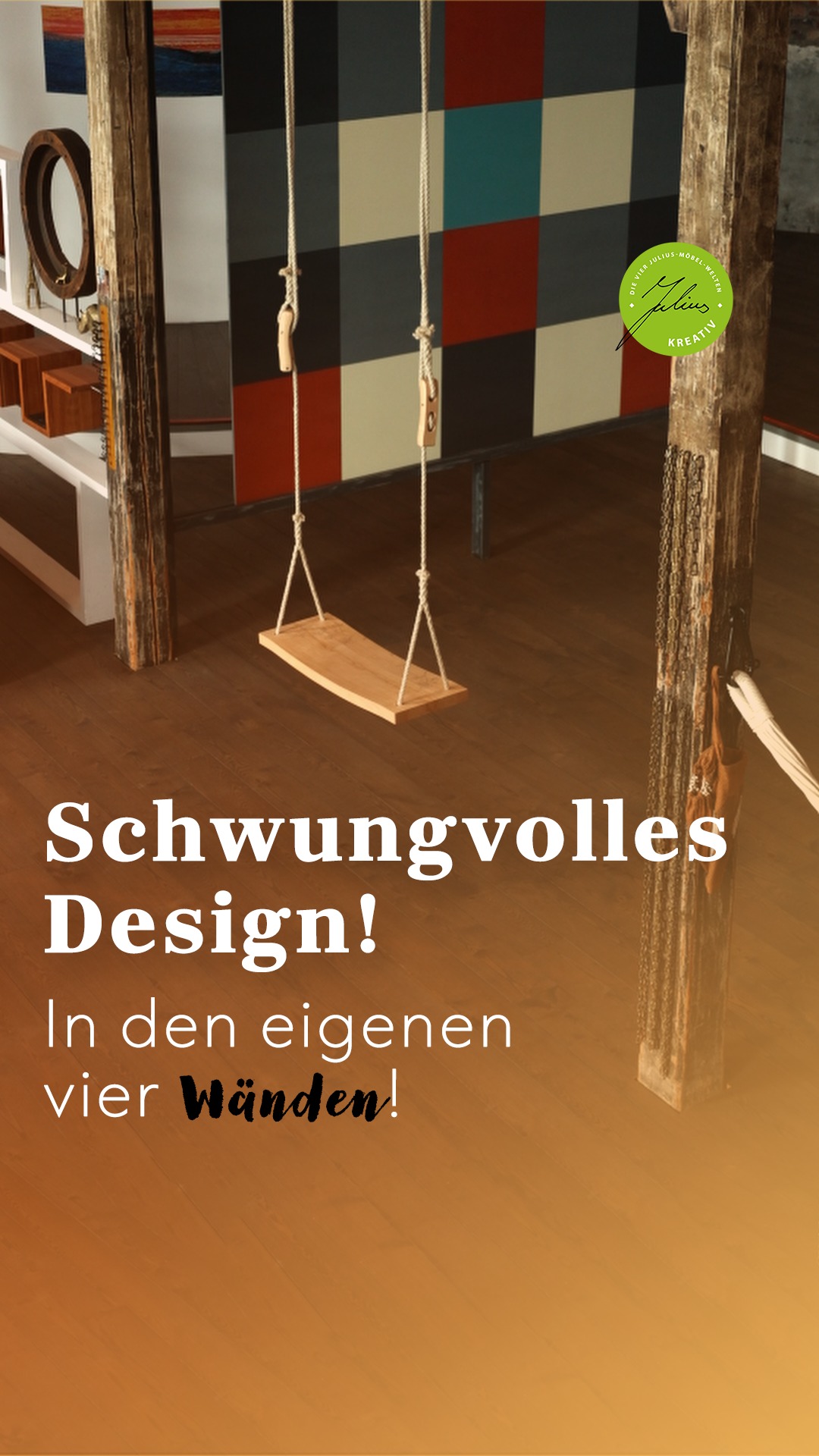 Im Innenraum hängt eine Holzschaukel in der Nähe rustikaler Säulen, im Hintergrund sind farbenfrohe Wandbilder und Regale zu sehen. Der deutsche Text lautet: „Schwungvolles Design! In den eigenen vier Wänden!“.