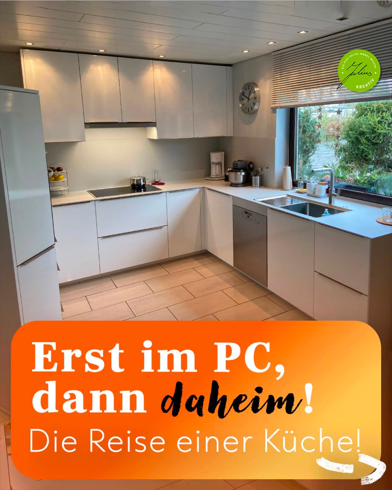 Moderne weiße Küche mit Einbaugeräten, großem Fenster und beigem Fliesenboden. Auf einem orangefarbenen Banner steht: „Erst im PC, dann daheim! Die Reise einer Küche!“.