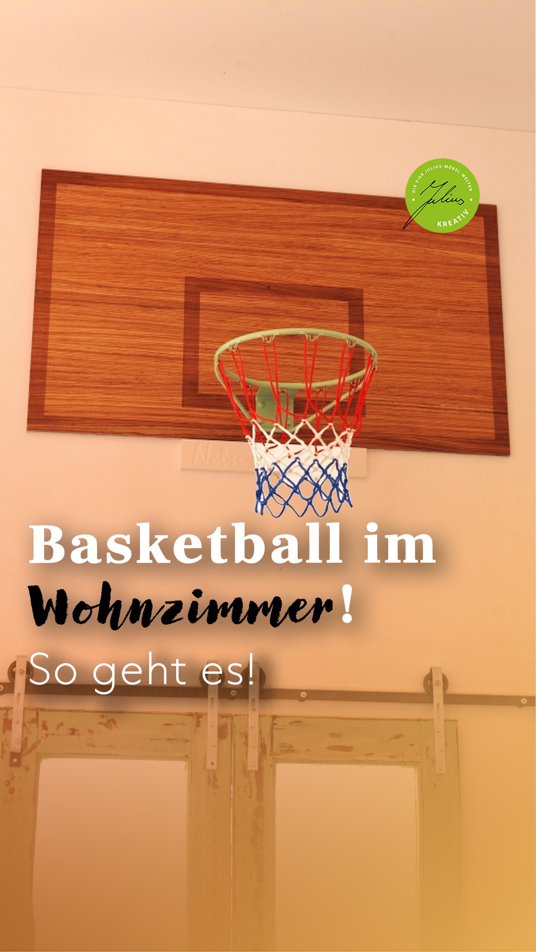 Über einer hölzernen Schiebetür im Wohnzimmer ist ein Basketballkorb angebracht. Der Text auf Deutsch lautet: „Basketball im Wohnzimmer! So geht’s!“ Oben rechts befindet sich ein grüner Aufkleber mit der Aufschrift „Idee“.