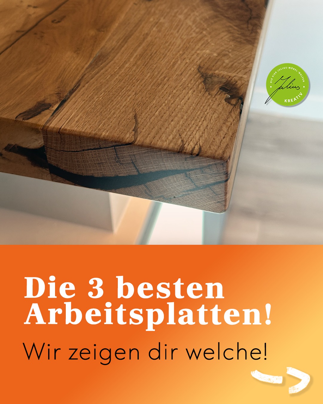 Nahaufnahme einer Ecke einer Arbeitsplatte aus Holz über einem orangefarbenen Text: „Die 3 besten Arbeitsplatten! Wir zeigen dir welche!“ mit einem grünen runden Aufkleber und zwei weißen Pfeilsymbolen.
