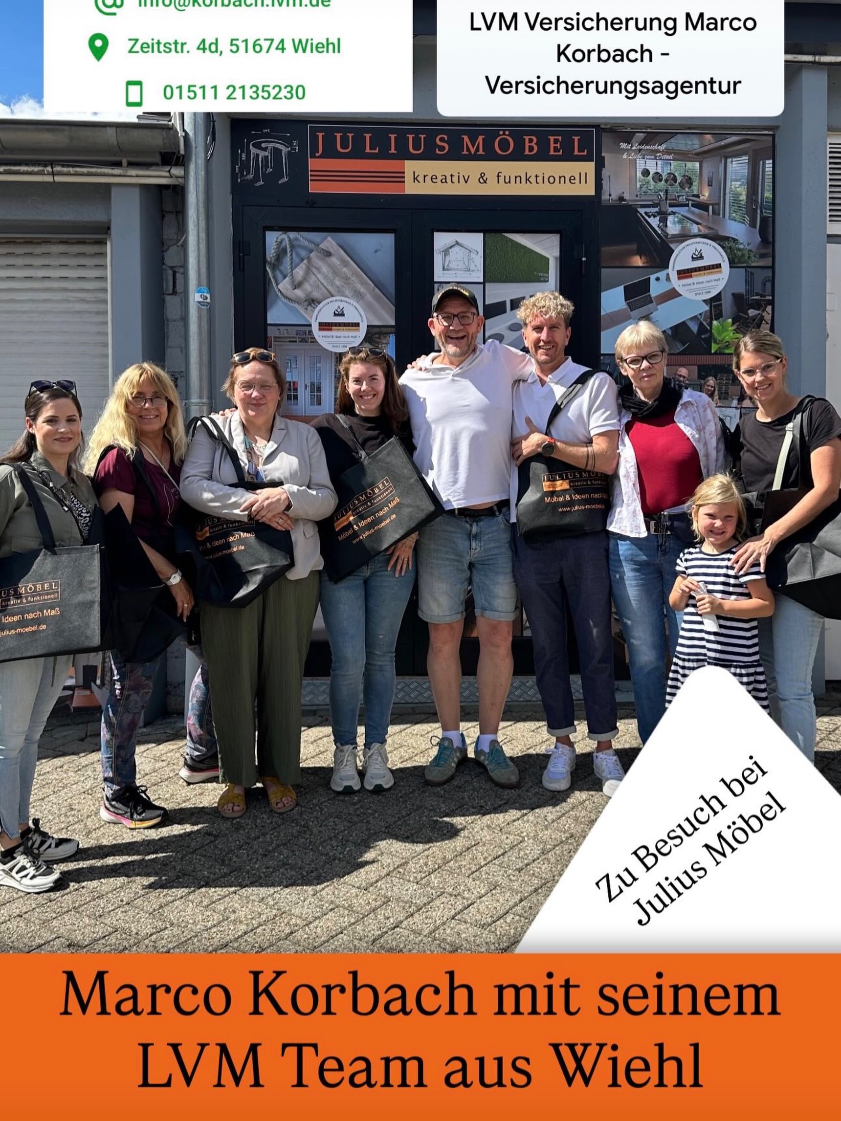 Eine Gruppe von acht Personen posiert lächelnd vor dem Schaufenster eines Julius-Möbel-Geschäfts und hält dabei Tragetaschen mit dem Markenlogo in den Händen. Auf dem Bild sind ein Text sowie die Kontaktdaten der LVM Versicherung Marco Korbach zu sehen.