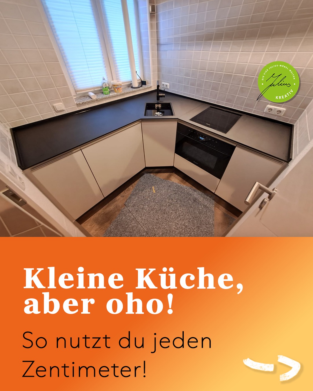 Kompakte, moderne Küche mit grauen Arbeitsplatten, weißen Schränken, Herd, Backofen und einem Fenster darüber. Auf dem orangefarbenen Banner steht: „Kleine Küche, aber oho! So nutzt du jeden Zentimeter!“ In der oberen rechten Ecke befindet sich ein grüner Aufkleber.