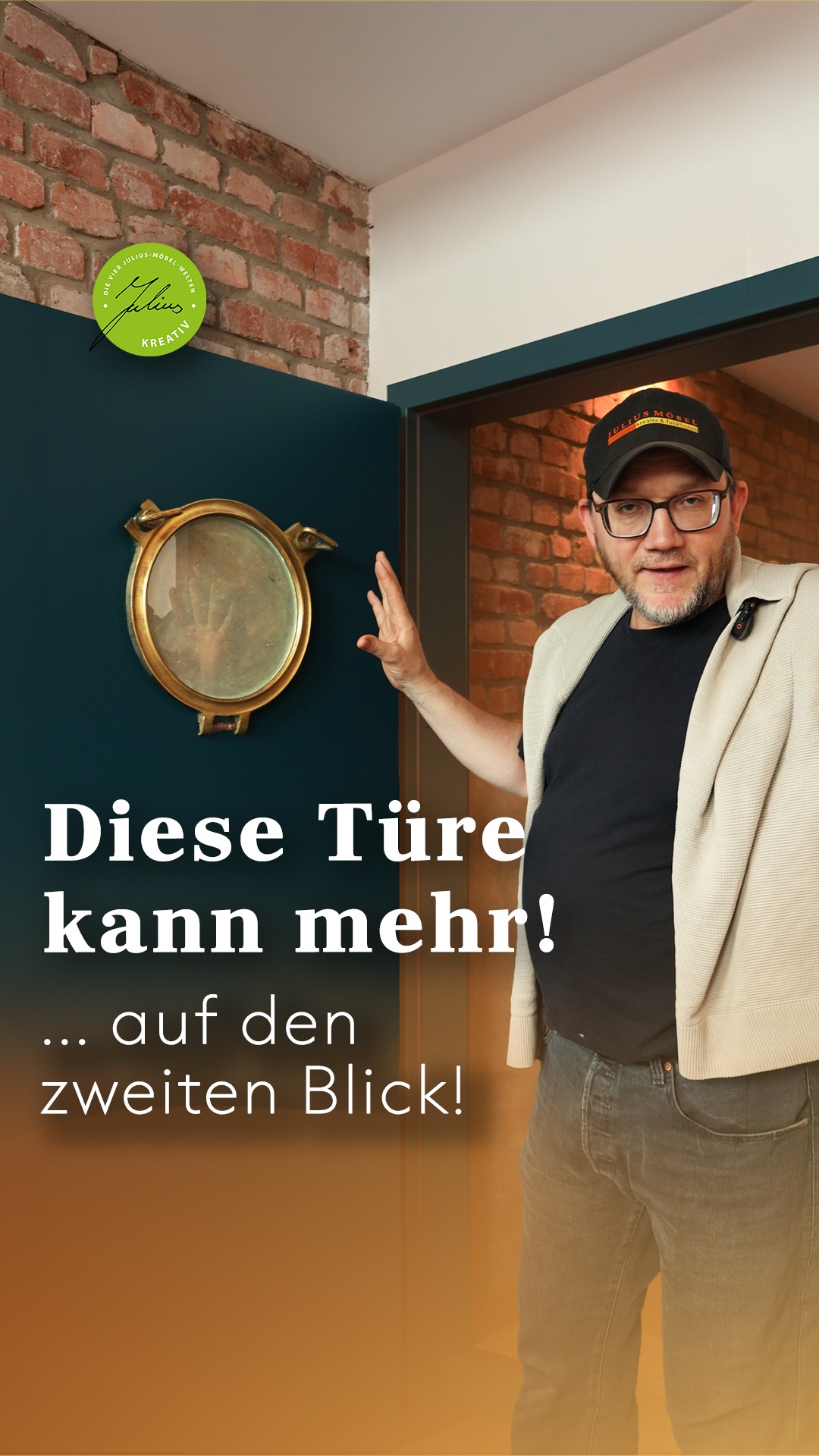 Ein Mann mit Mütze und Brille steht vor einer offenen blauen Tür in einem Raum mit Backsteinwänden und zeigt auf einen runden Gegenstand. Der deutsche Text lautet: „Diese Tür kann mehr! … auf den zweiten Blick!“.