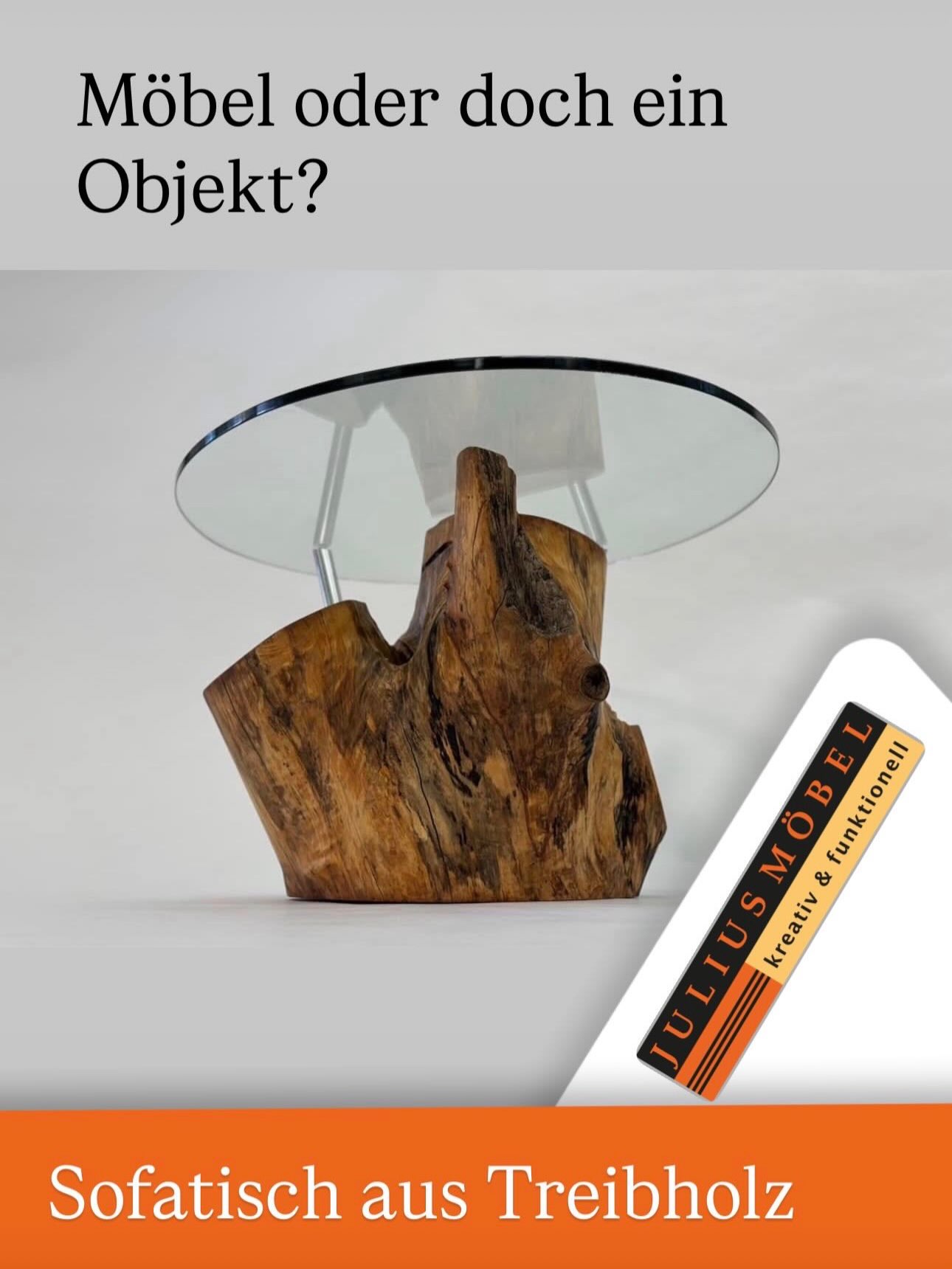 Ein runder Couchtisch mit Glasplatte und einem Untergestell aus einem großen Stück Treibholz. Oben und unten deutscher Text, dazu ein orangefarbenes Etikett von Julius Möbel.