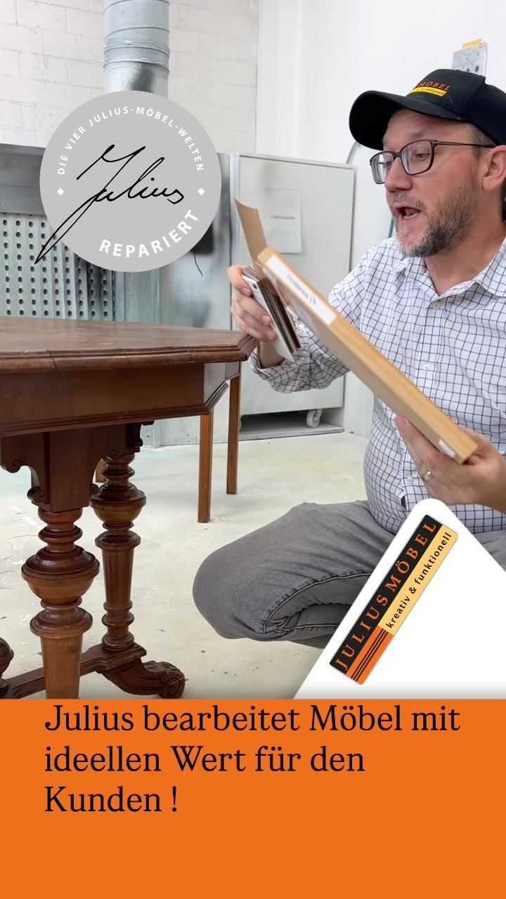 Ein Mann mit Brille und Mütze begutachtet ein Möbelstück aus Holz und hält dabei ein Buch in der Hand. Im Text wird erwähnt, dass Julius Möbel mit sentimentaler Bedeutung für seine Kunden repariert.