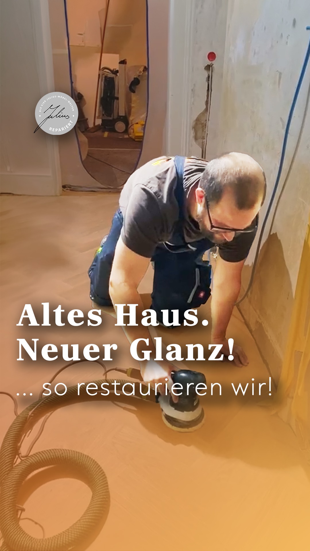 In einem Raum, der gerade renoviert wird, kniet ein Mann auf dem Boden und benutzt ein Poliergerät. Über dem Bild ist ein deutscher Text eingeblendet, der lautet: Altes Haus. Neuer Glanz! … so restaurieren wir!.