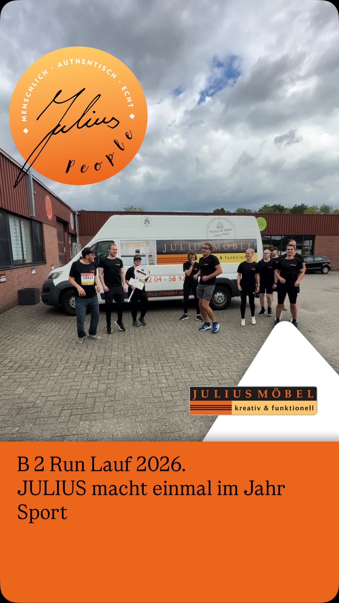 Eine Gruppe von Menschen in schwarzen T-Shirts steht vor einem Lieferwagen von Julius Möbel vor einem Backsteingebäude und posiert, bereit für die Veranstaltung „B2 Run Lauf 2026“. Auf dem Bild sind orangefarbene Logos und Textüberlagerungen zu sehen.