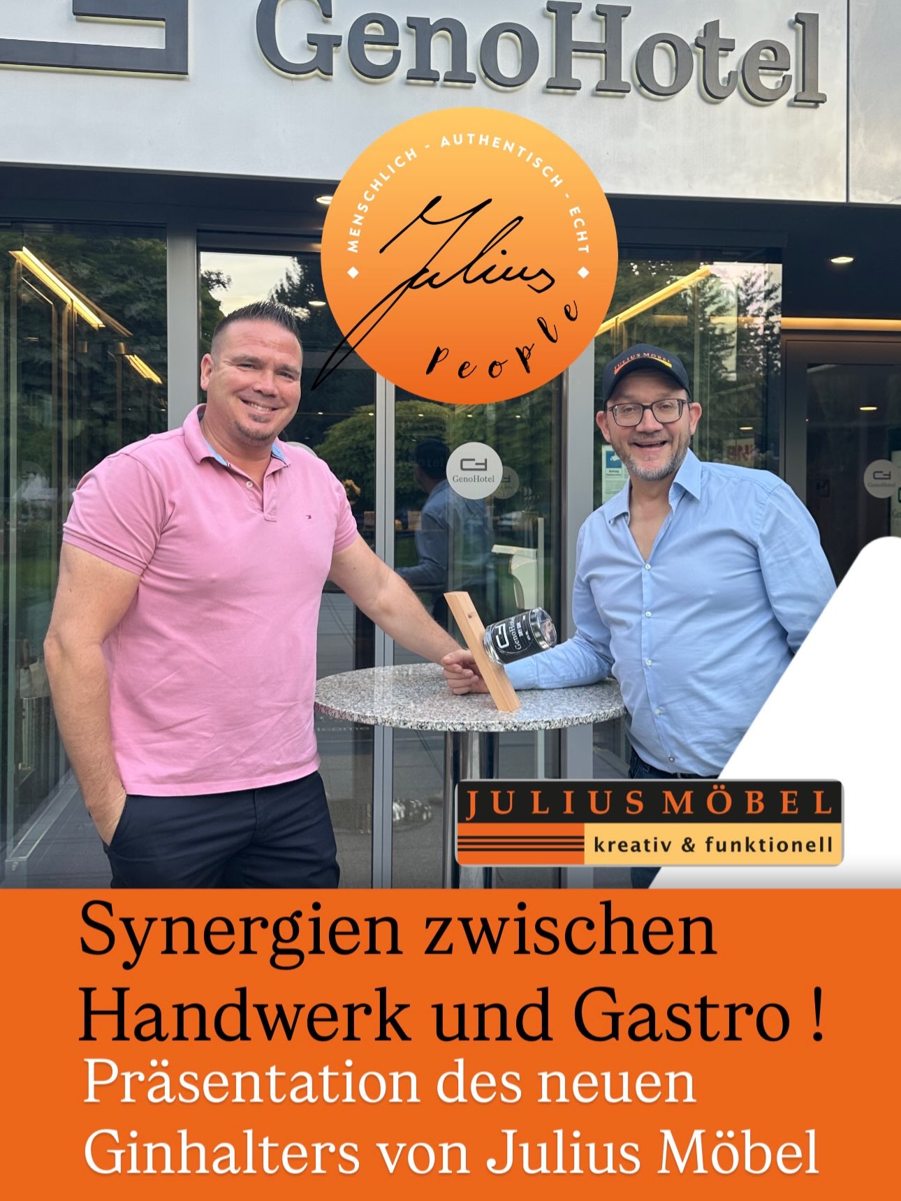 Vor dem GenoHotel stehen zwei lächelnde Männer an einem hohen runden Tisch. Einer hält eine Gin-Flasche und ein Glas in der Hand. Auf einem orangefarbenen Banner darunter steht: „Synergien zwischen Handwerk und Gastronomie! Präsentation des neuen Gin-Sortiments von Julius Möbel.“.