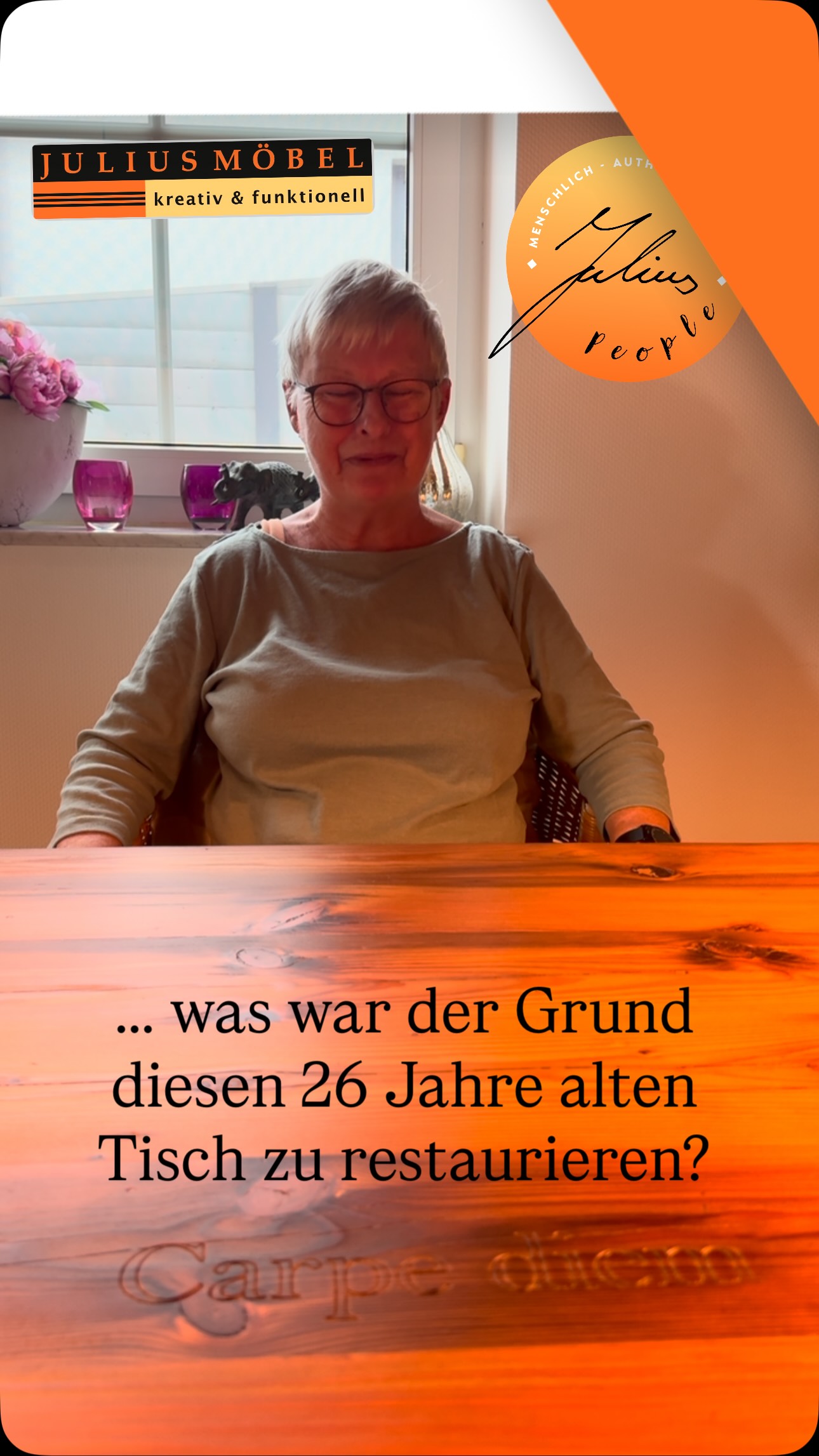 Eine ältere Frau mit Brille sitzt an einem Holztisch. Im Vordergrund steht: … was war der Grund, diesen 26 Jahre alten Tisch zu restaurieren? Oben links ist das Logo von Julius Möbel zu sehen.