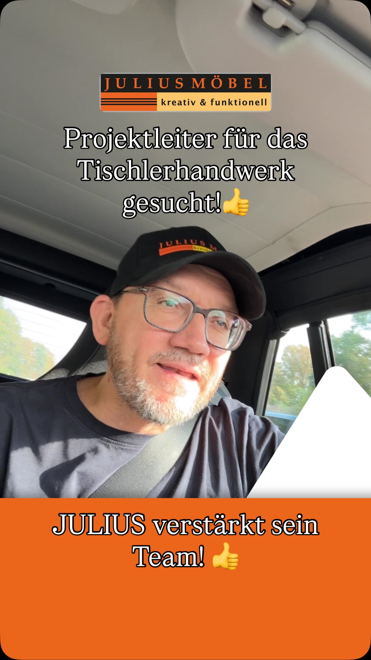 Ein Mann mit Brille und Mütze sitzt lächelnd in einem Auto. In einem deutschen Text wird ein Projektleiter für den Bereich Holzverarbeitung gesucht und angekündigt, dass Julius Möbel sein Team erweitert. Dazu sind Daumen-hoch-Emojis zu sehen.