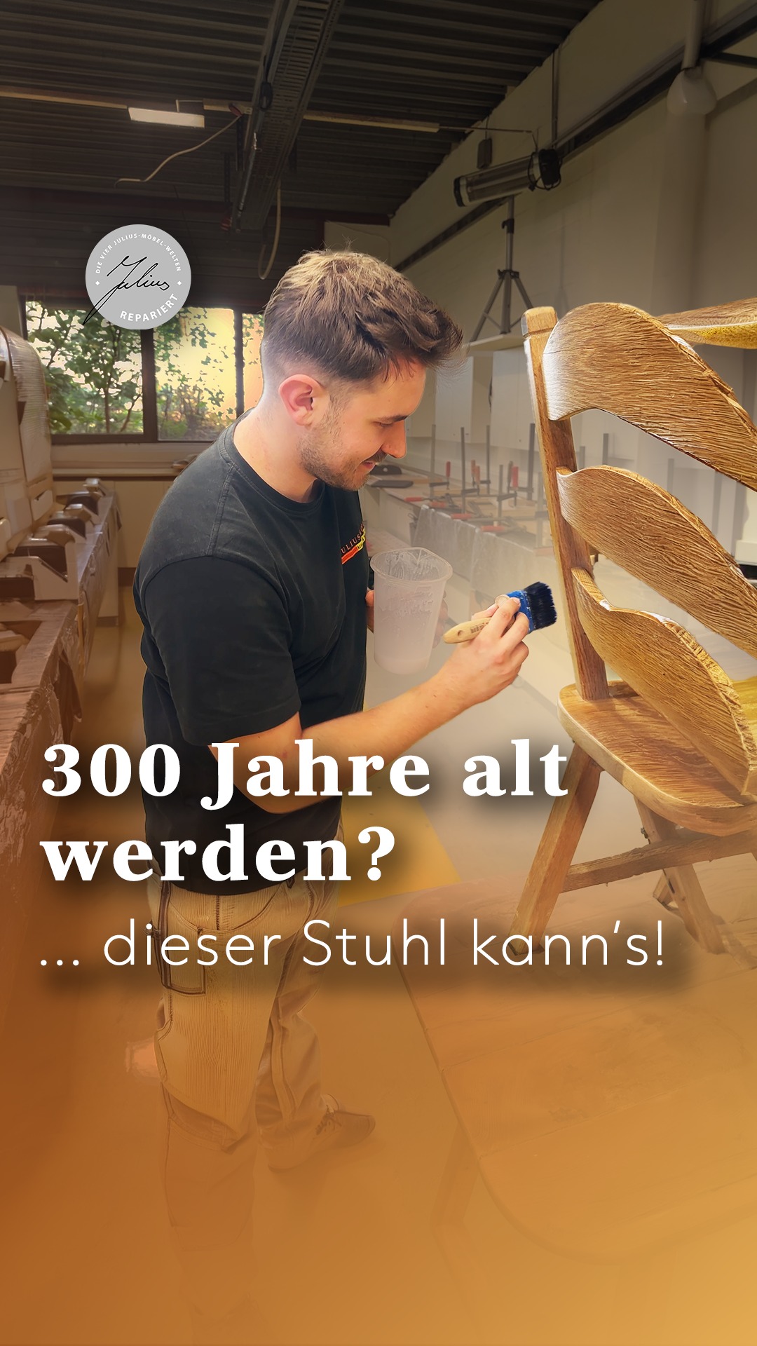 Ein Mann versiegelt in einer Werkstatt einen Holzstuhl. Der deutsche Text lautet: „300 Jahre alt werden? … dieser Stuhl schafft das!“ Im Hintergrund fällt Sonnenlicht durch die Fenster.