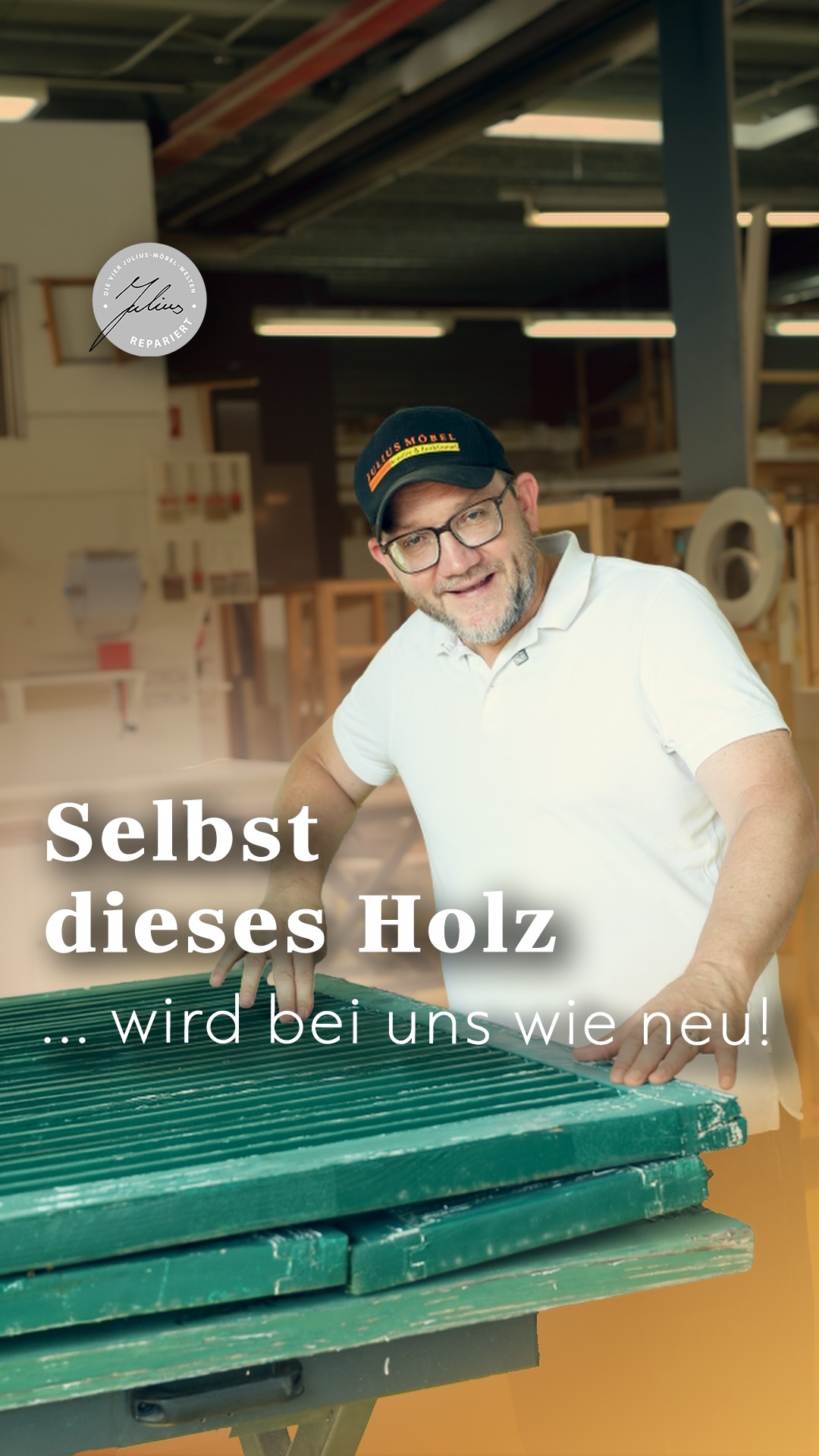 Ein lächelnder Mann in einem weißen Polohemd und einer Mütze steht in einer Tischlerei und lehnt sich an gestapelte grüne Holzbretter. Der deutsche Text lautet: „Selbst dieses Holz … wird bei uns wie neu!“.