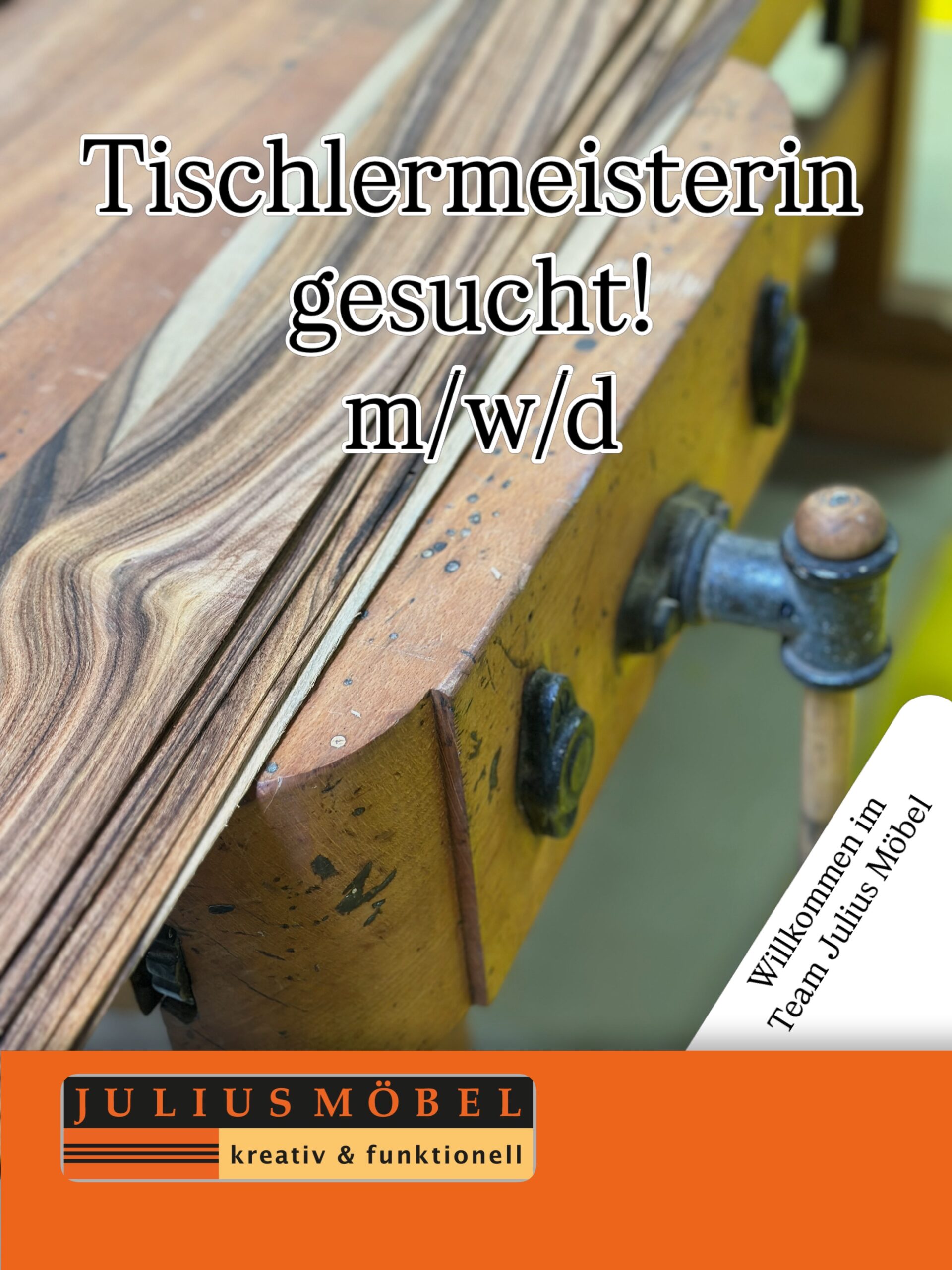 Eine Nahaufnahme einer hölzernen Werkbank mit Brettern und einem Schraubstock. Der Text lautet: Tischlermeisterin gesucht! m/w/d und Willkommen im Team Julius Möbel, darunter ein orangefarbenes Logo.