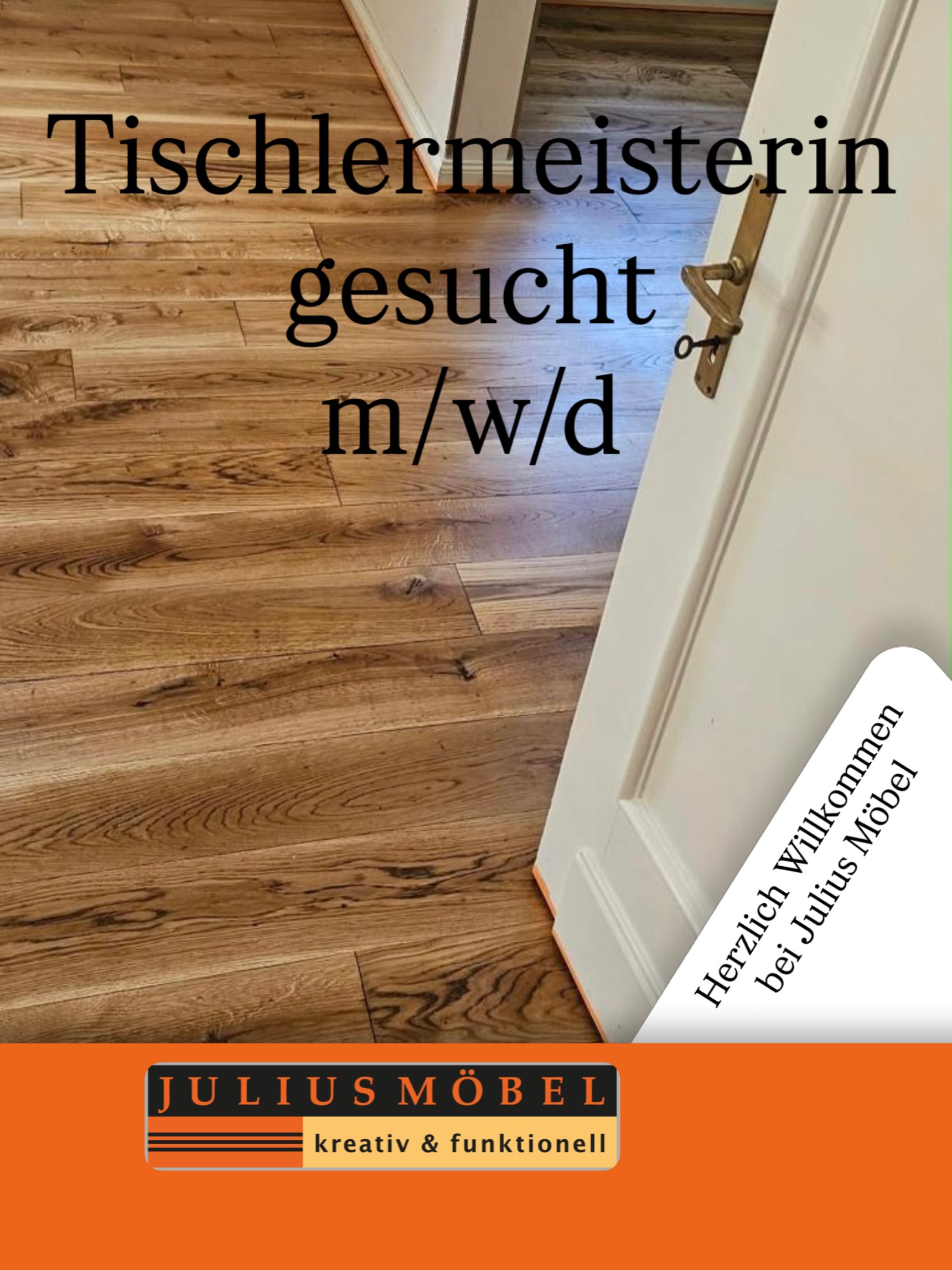 Eine Tür öffnet sich und gibt den Blick auf einen Holzboden frei. Ein deutscher Text sucht eine Tischlermeisterin. Ein orangefarbenes Banner am unteren Rand trägt die Aufschrift Julius Möbel sowie kreativ & funktionell. Ein Hinweisschild heißt Sie bei Julius Möbel willkommen.