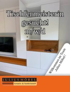 Zu sehen ist ein weißes, modernes Regal mit Holzakzenten. Der Text lautet: Tischlermeisterin gesucht! m/w/d. Willkommen im Team Julius Möbel! Unten ist das Logo von Julius Möbel zu sehen.