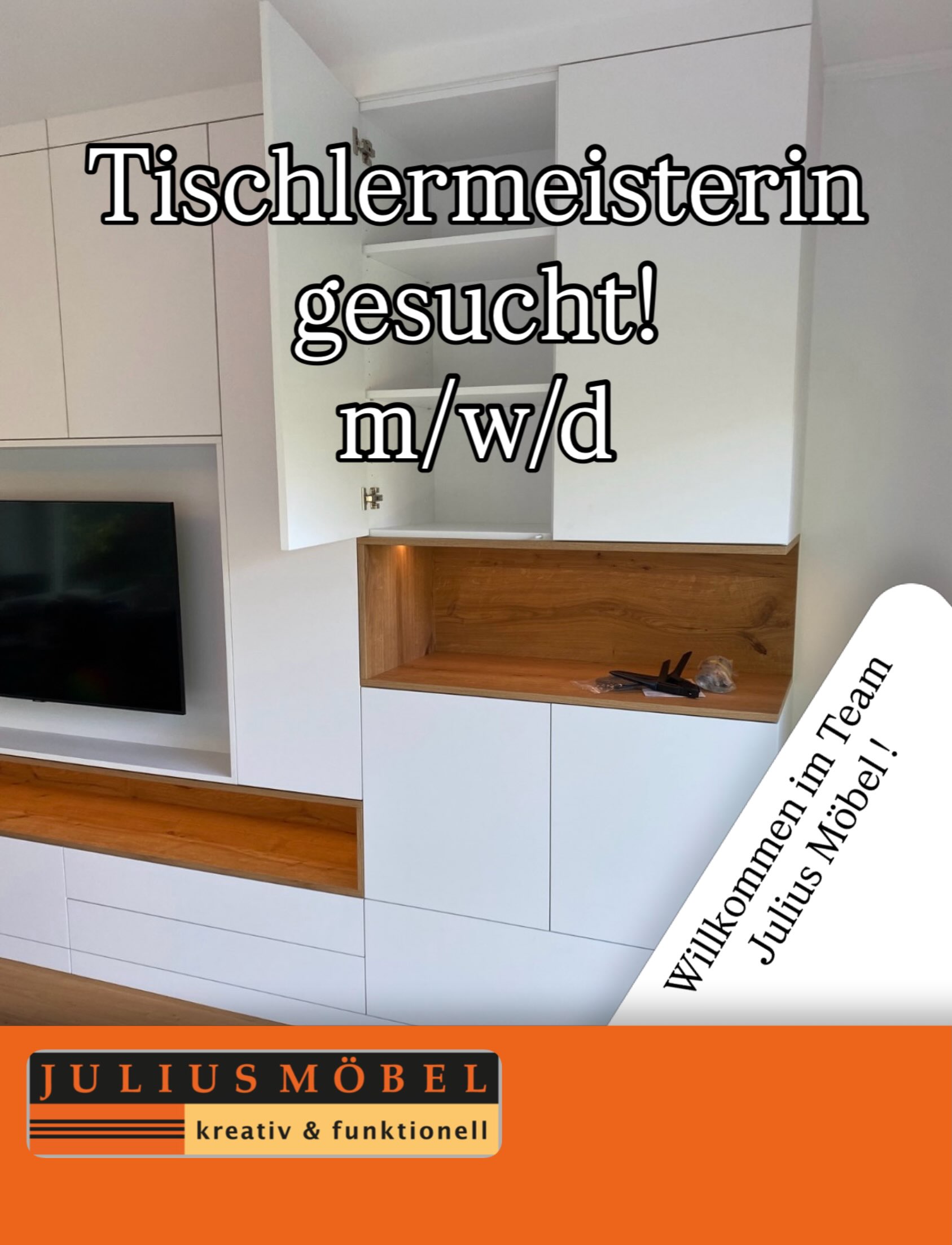 Zu sehen ist ein weißes, modernes Regal mit Holzakzenten. Der Text lautet: Tischlermeisterin gesucht! m/w/d. Willkommen im Team Julius Möbel! Unten ist das Logo von Julius Möbel zu sehen.