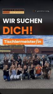 Eine Gruppe von vierzehn Personen, die vor einem Werkstattleibau stehen und knien und Sägemehl in die Luft werfen. Die Einblendungen lauten WIR SUCHEN DICH! und Tischlermeister/in.