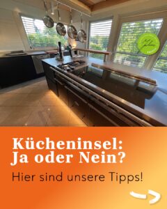 Moderne Kücheninsel mit integriertem Kochfeld, darüber hängenden Pfannen und dem Text Kücheninsel: Ja oder Nein? Hier sind unsere Tipps!.