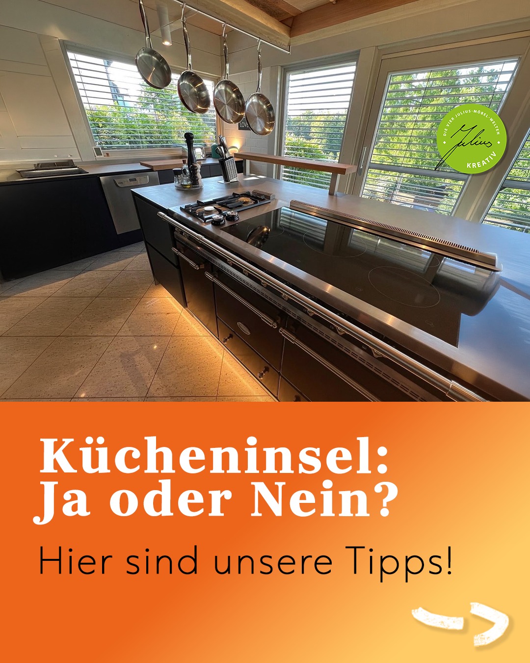 Moderne Kücheninsel mit integriertem Kochfeld, darüber hängenden Pfannen und dem Text Kücheninsel: Ja oder Nein? Hier sind unsere Tipps!.