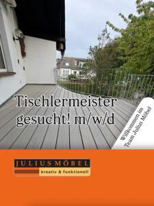 Stellenanzeige auf einer Tafel mit der Aufschrift Tischlermeister gesucht! m/w/d und Willkommen im Team Julius Möbel, darunter das Firmenlogo.