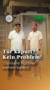 Zwei Männer stehen in einem Lagerhaus; daneben steht der deutsche Text: Tür kaputt? Kein Problem! … unsere Partner sind bereit! sowie die Logos von Julius Möbel-Welten und LVM Versicherung.