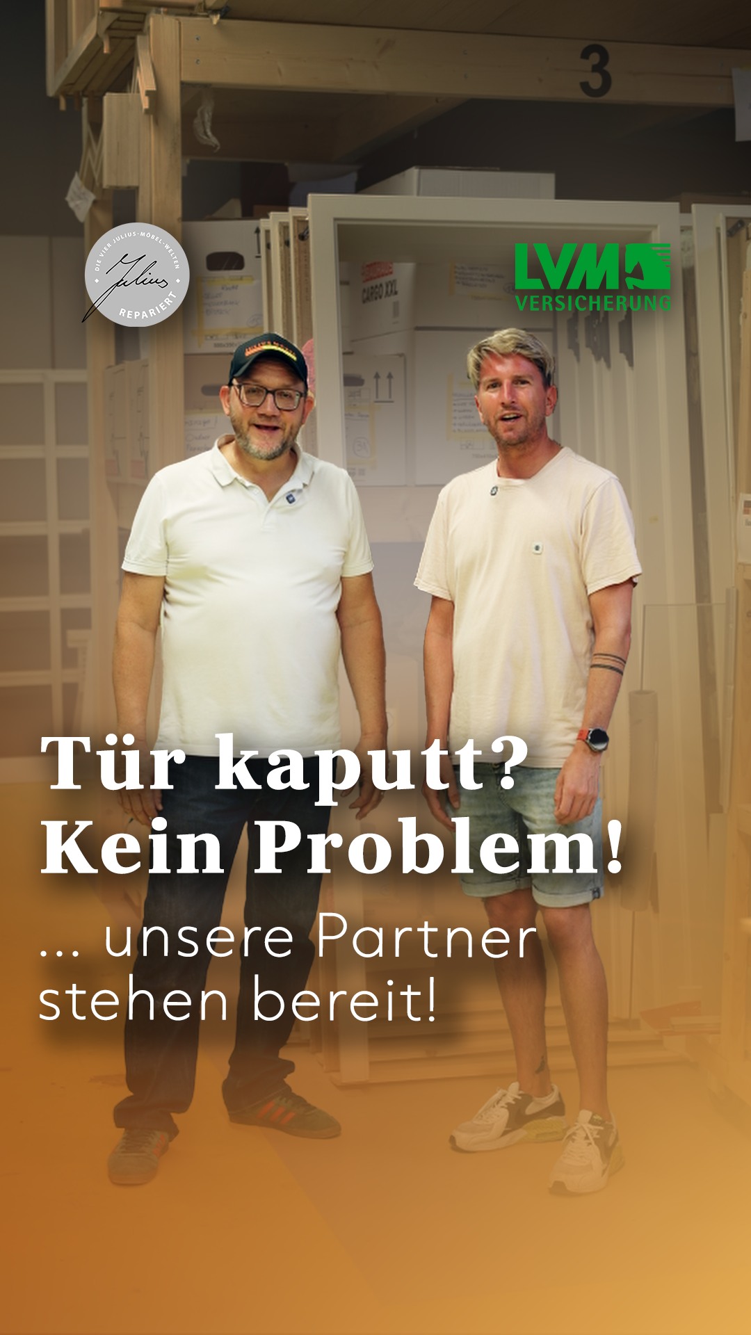 Zwei Männer stehen in einem Lagerhaus; daneben steht der deutsche Text: Tür kaputt? Kein Problem! … unsere Partner sind bereit! sowie die Logos von Julius Möbel-Welten und LVM Versicherung.