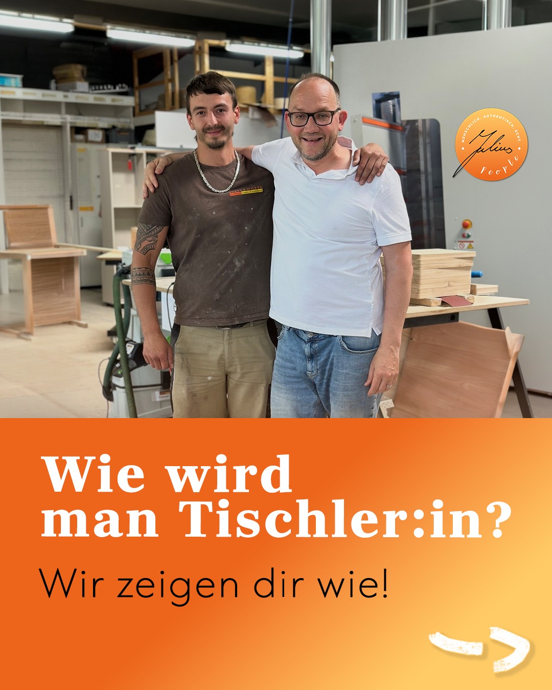 Zwei männliche Tischler stehen in einer Werkstatt; unten ist auf orangefarbenem Hintergrund der Text Wie wird man Tischler:in? Wir zeigen dir wie! eingeblendet.