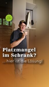 Ein Mann mit Mütze und Poloshirt steht vor einem Kleiderschrank; darüber ist ein deutscher Text eingeblendet, in dem auf den Mangel an Stauraum hingewiesen und eine Lösung vorgeschlagen wird.