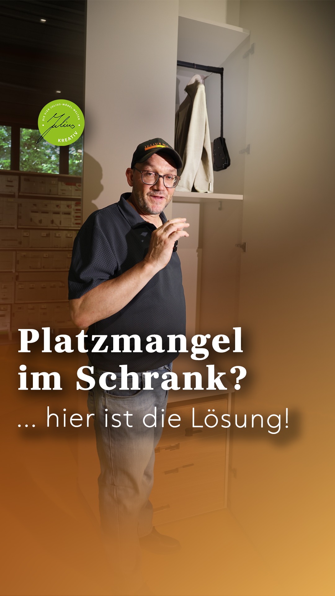 Ein Mann mit Mütze und Poloshirt steht vor einem Kleiderschrank; darüber ist ein deutscher Text eingeblendet, in dem auf den Mangel an Stauraum hingewiesen und eine Lösung vorgeschlagen wird.