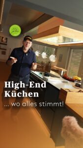 Ein Mann in einer Küche, der auf die Kamera zeigt, mit einem deutschen Textüberlagerung, auf dem steht: High-End-Küchen … wo alles stimmt!.