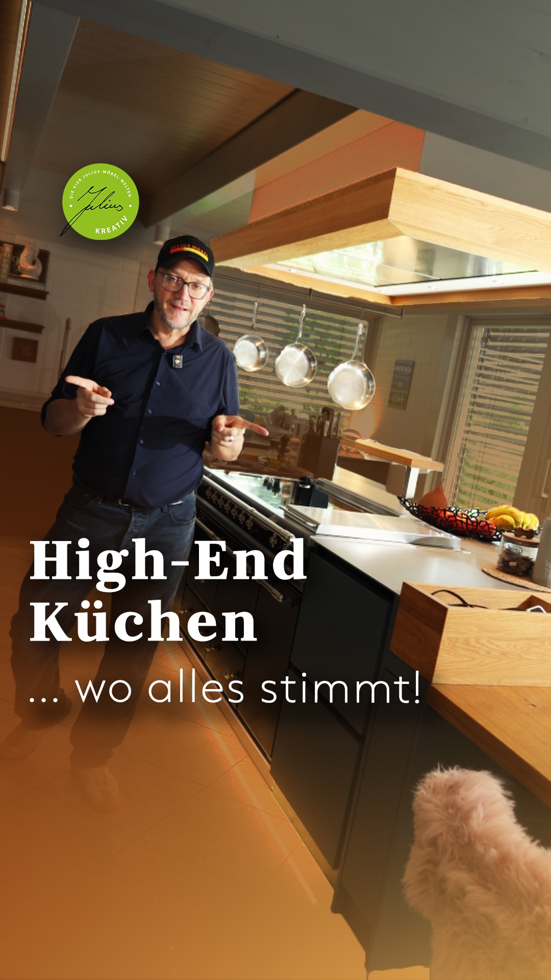 Ein Mann in einer Küche, der auf die Kamera zeigt, mit einem deutschen Textüberlagerung, auf dem steht: High-End-Küchen … wo alles stimmt!.