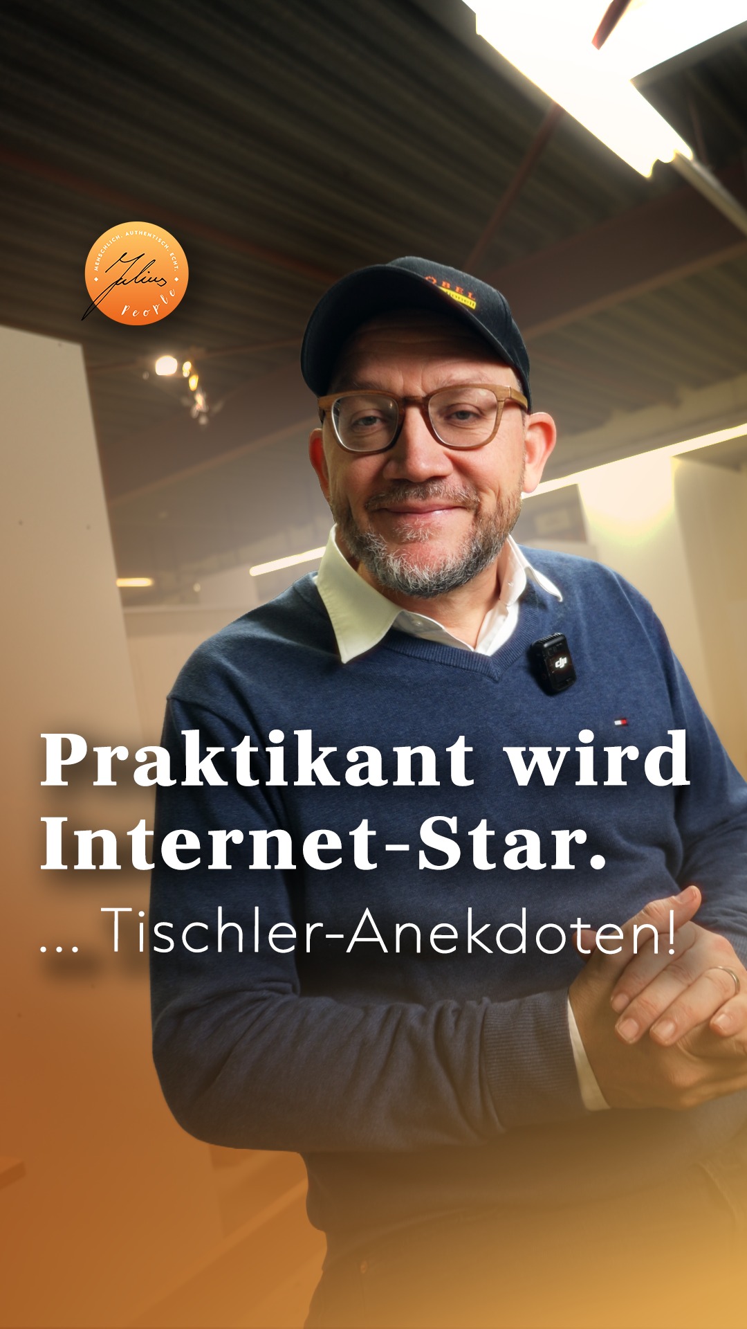 Ein Mann mit Mütze und Brille, der lächelt, dazu der eingeblendete Text: Praktikant wird Internet-Star. … Tischler-Anekdoten!.