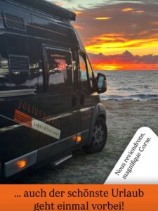 Ein dunkles Wohnmobil, das bei Sonnenuntergang am Meer geparkt ist, mit einem Text in Französisch und Deutsch, der über das Bild gelegt ist.