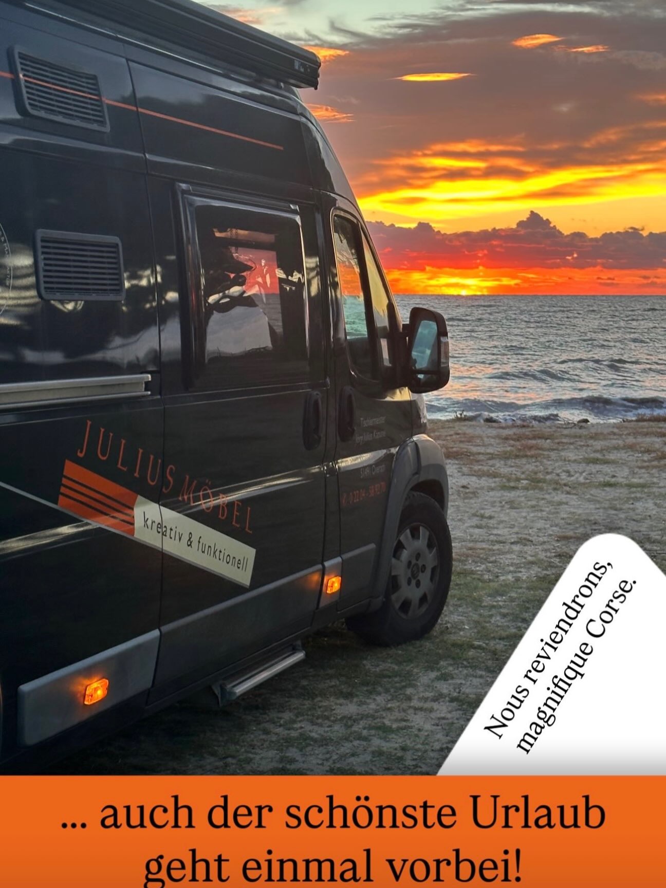 Ein dunkles Wohnmobil, das bei Sonnenuntergang am Meer geparkt ist, mit einem Text in Französisch und Deutsch, der über das Bild gelegt ist.