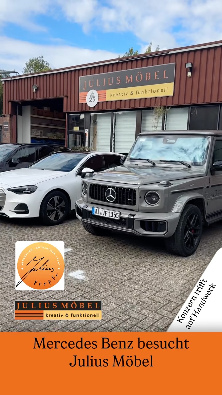 Vor einem Möbelgeschäft namens Julius Möbel standen ein grauer Mercedes-Benz der G-Klasse und ein weißer Audi.