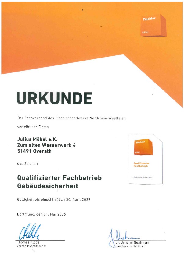 Ein Zertifikat des Fachverbandes des Tischlerhandwerks Nordrhein-Westfalen für die Qualifizierung als Fachbetrieb für Gebäudesicherheit, gültig bis zum 30. April 2029, an Julius Möbel e.K.