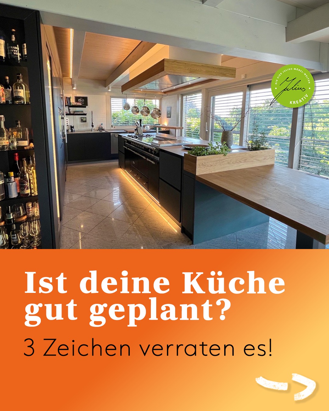 Moderne Küche mit großen Fenstern, Holzbalken an der Decke, eleganten schwarzen Schränken, Einbauregalen und einer Kücheninsel mit Arbeitsplatte aus Holz. Auf den deutschen Textüberlagerungen werden Tipps zur Küchenplanung gegeben.