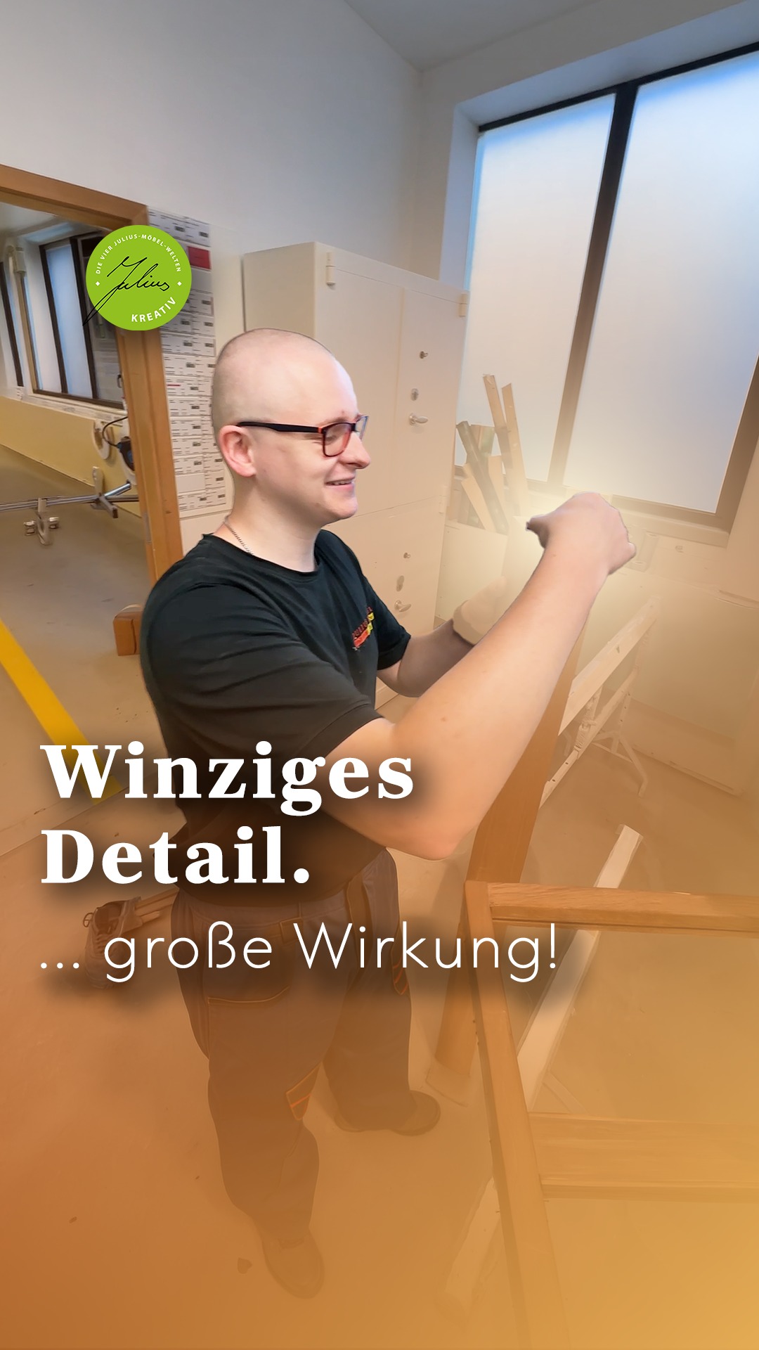 Ein Mann mit Brille arbeitet in einer hellen Werkstatt an Holzmöbeln. Der deutsche Text lautet: „Winziges Detail. …große Wirkung!“, was übersetzt „Winziges Detail. …große Wirkung!“ bedeutet.