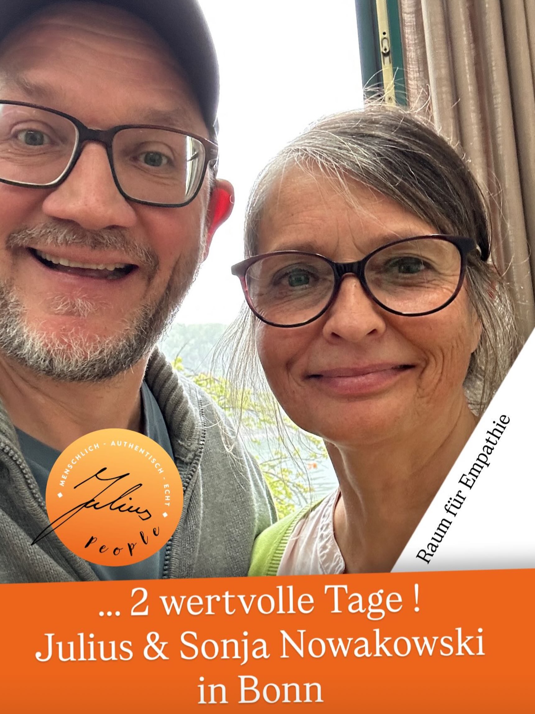 Ein lächelnder Mann und eine lächelnde Frau posieren drinnen für ein Selfie. Der Bildtext lautet: „2 wertvolle Tage! Julius & Sonja Nowakowski in Bonn und Raum für Empathie“. Unten links ist ein rundes, orangefarbenes Logo zu sehen.