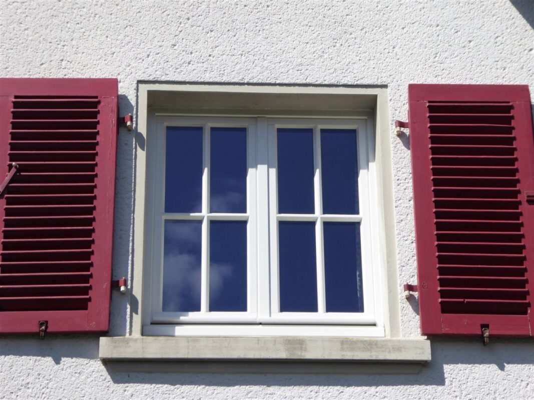 Neue Massivholzfenster mit Sprossen, eingebaut von der Schreinerei für Engelskirchen