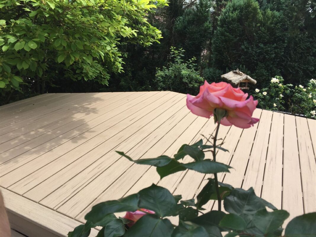 In Odenthal gebaute Terrasse in Holzdielen-Optik von der Tischlerei Julius Möbel