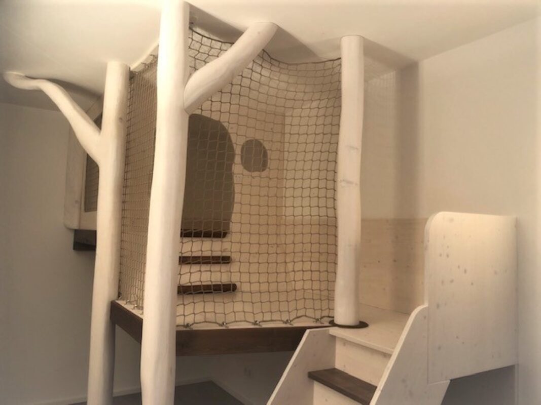 Indoor-Baumhaus aus Massivholz, gebaut von der Tischlerei für Much