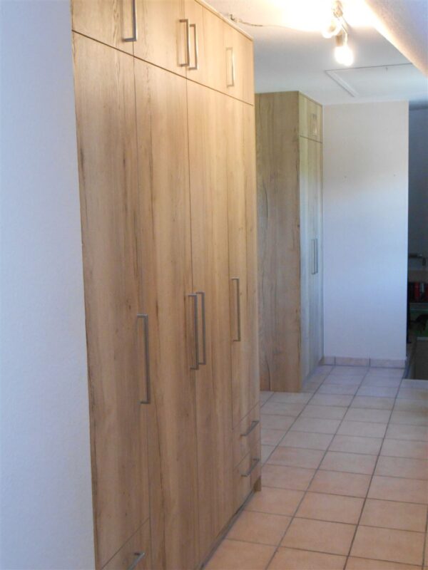 Garderobenschrank mit Schuhschrank und Dreiecksregal vom Tischler für Sankt Augustin