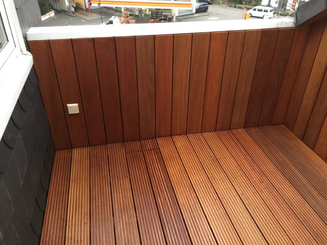Bangkirai-Terrasse mit Sichtschutz, Terrassenbau von der Tischlerei für Hückeswagen