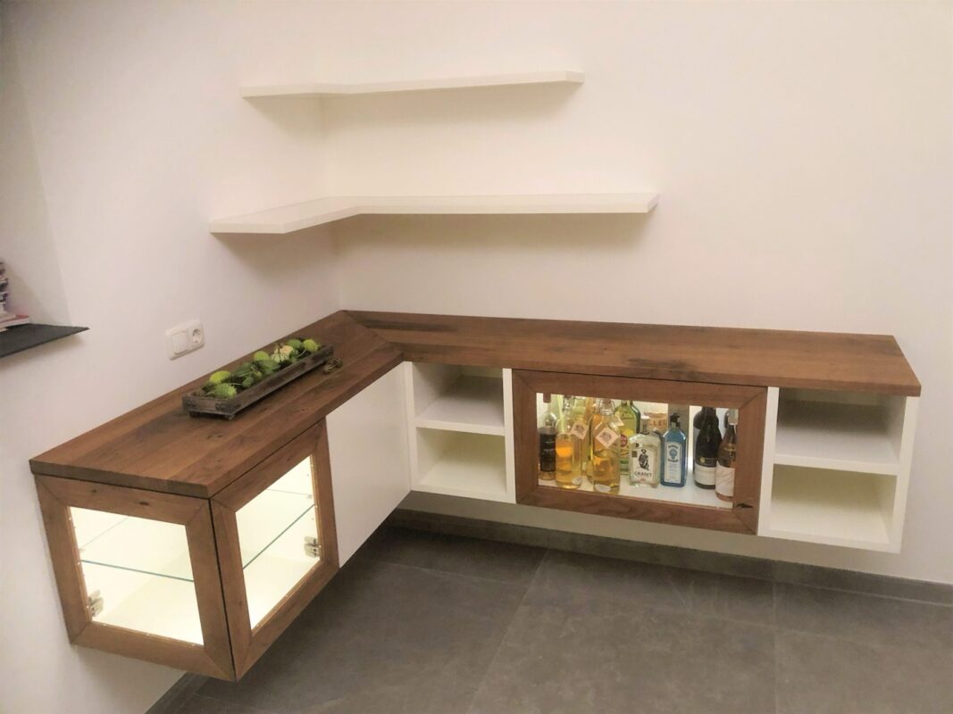 Schwebender Barschrank aus Risseiche, Maßmöbel von der Schreinerei für Wiehl