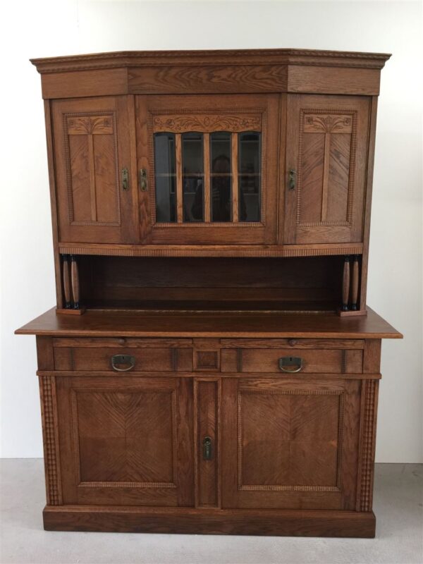 Antiker Eichenschrank nach der Restauration durch den Möbeltischler für Eitorf